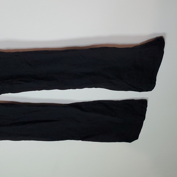 Lululemon black and maroon size 8 flared leg leggings - Picture 3 of 6